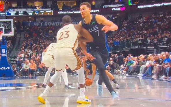 开云平台-追梦格林做挡拆掩护时肘击鲍威尔，裁判吹罚一级恶意犯规